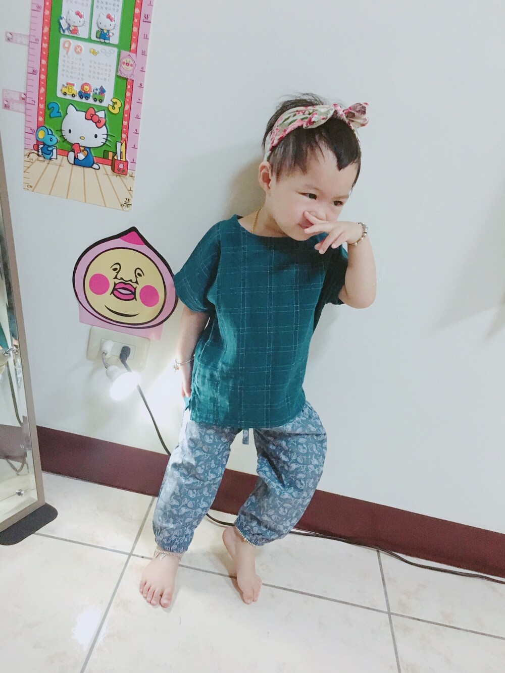 「UNKNOWN.のアイテム（チノパンツ、ブルー系）」を使った、Mantha1125andreyさん（キッズ・90cm）の春コーディネートの1枚目の写真