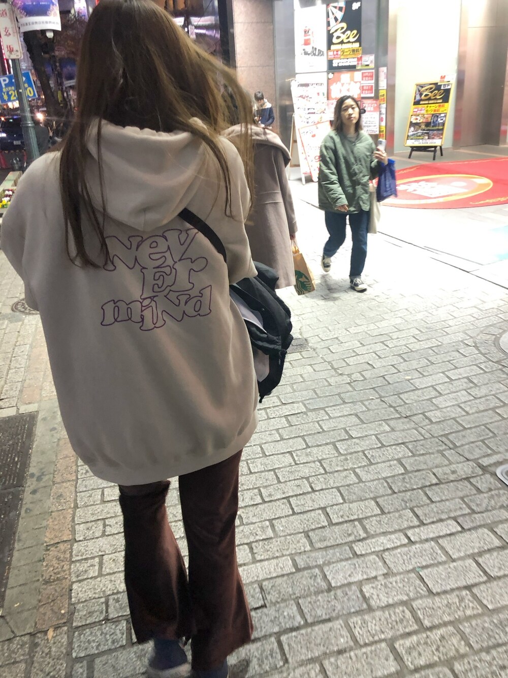 「冬コーデ、パンツスタイル、おしゃれさんと繋がりたい、ビッグシルエット、パーカーコーデ、ストリート、やっぱりストリートが好き、コーチジャケット」｜「WHO'S WHO galleryのNEVER COOPERビッグシルエットバックプリント/ロゴパーカースウェット（パーカー、ベージュ系）」を使った、ニミコさん（レディース・167cm）の冬コーディネートの1枚目の写真