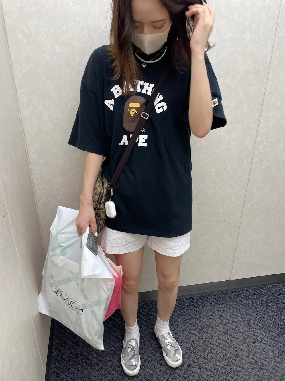 「夏コーデ、ショートパンツ、スニーカー、スリッポン、abathingape、スニーカー好きと繋がりたい、ビッグシルエット、ストリート、メンズライク、ビッグT」｜「A BATHING APEのCOLLEGE TEE M（Tシャツ/カットソー、ブラック系）」を使った、ニミコさん（レディース・168cm）の夏コーディネートの1枚目の写真