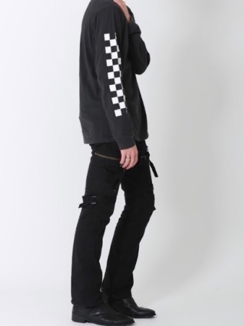 「シンプル、今日のコーデ、instagram、いいね返し、フォロー返します」｜「WranglerのWrangler/別注 L/S TEE（Tシャツ/カットソー、ブラック系）」を使った、さくらいさん（メンズ・179cm）の秋コーディネートの1枚目の写真