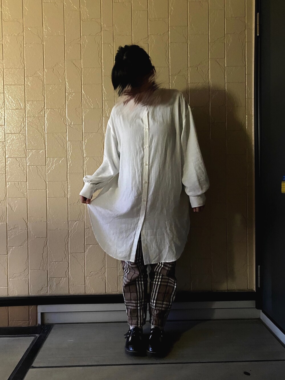 ホワイト系のシャツ/ブラウス、ブラウン系のパンツを着用したレディースの冬コーディネートの1枚目の写真