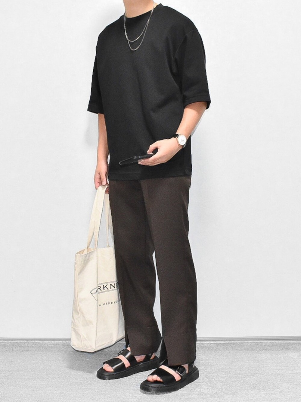 「夏コーデ、きれいめカジュアル、シンプル、オトナカジュアル、低身長、Tシャツ、ストレートパンツ、UNIQLO、チャオパニック、おしゃれさんと繋がりたい」｜「UNIQLOのエアリズムコットンオーバーサイズTシャツ（5分袖）（Tシャツ/カットソー、ブラック系）」を使った、takuさん（メンズ・164cm）の夏コーディネートの1枚目の写真