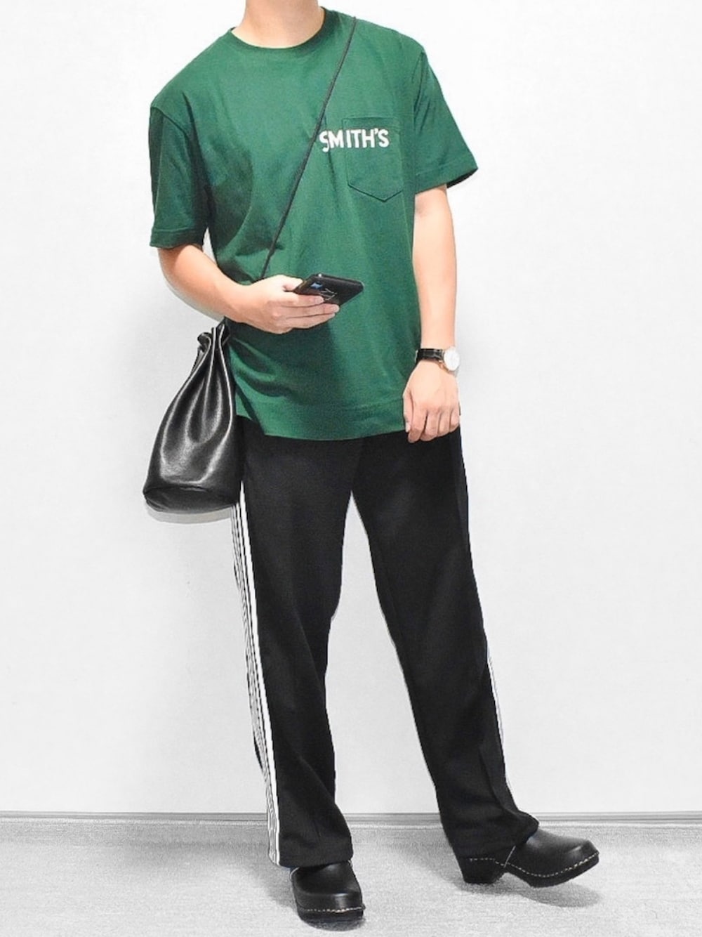 「夏コーデ、スポーツミックス、シンプルコーデ、カジュアルコーデ、きれいめカジュアル、Tシャツ、トラックパンツ、ワイドシルエット、巾着バッグ、おしゃれさんと繋がりたい」｜「SMITH'Sの【女性にもオススメ】SMITH'S別注ポケットTシャツ(20SS)#（Tシャツ/カットソー、グリーン系）」を使った、takuさん（メンズ・164cm）の夏コーディネートの1枚目の写真