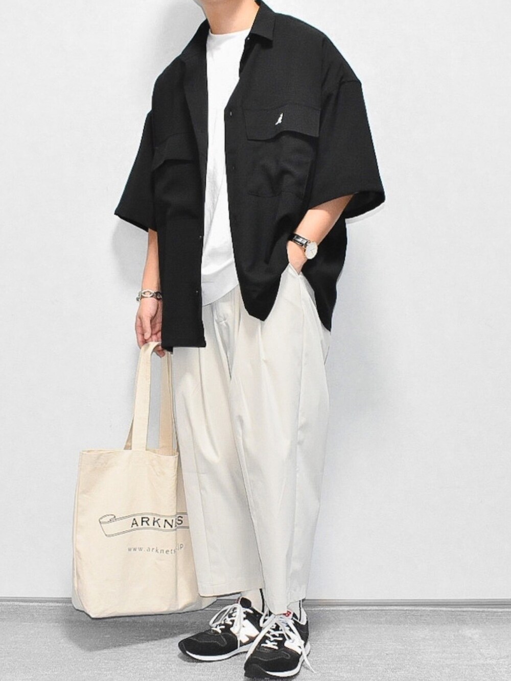「夏コーデ、シンプル、きれいめカジュアル、キレイめ、モノトーン、シャツスタイル、KANGOL、ワイドパンツ、remer、おしゃれさんと繋がりたい」｜「KANGOLのMONO-MART×KANGOL リラックスレギュラー クレリックカラーオーバーサイズCPOシャツ(1/2 sleeve)（シャツ/ブラウス、ブラック系）」を使った、takuさん（メンズ・164cm）の夏コーディネートの1枚目の写真