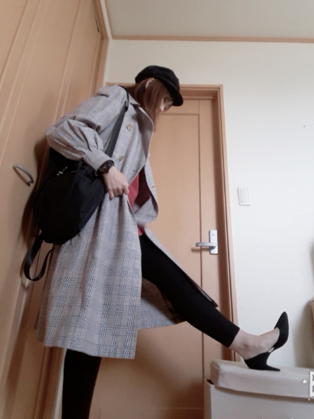 「カジュアル、大人カジュアル、パンツスタイル、ブラック、おしゃれさんと繋がりたい、いいね、save、フォローお願いします🤑」｜「Ungridのグレンチェックトレンチコート（その他アウター、ベージュ系）」を使った、.A.さん（レディース・162cm）の春コーディネートの1枚目の写真