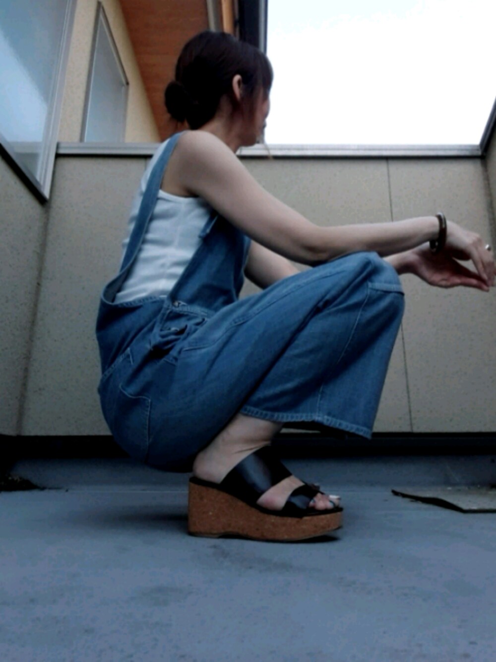 ブルー系のサロペット/オーバーオール、ホワイト系のタンクトップ、シルバー系のリングを着用したレディースの春コーディネートの1枚目の写真