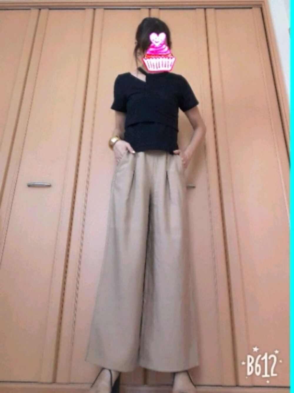 ベージュ系のパンツ、ブラック系のTシャツ/カットソー、その他のサンダルを着用したレディースの夏コーディネートの1枚目の写真