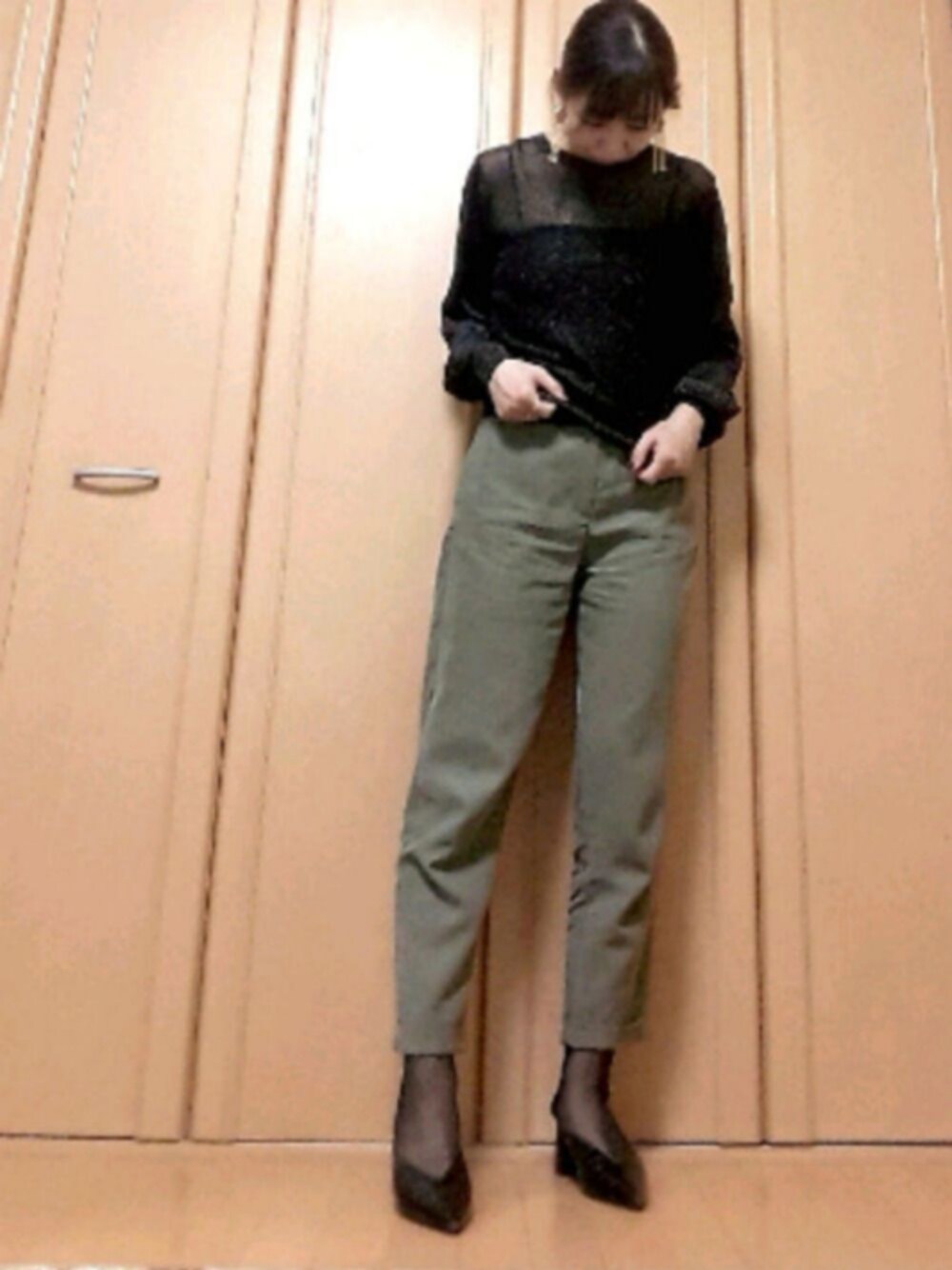 「シンプルコーデ、きれいめカジュアル、ラメニット、ラメソックス、オトナ女子、黒、秋のコーデ、ゴールドアクセ、AMERI」｜「Ameriのビスチェ（チューブトップ、ブラック系）」を使った、.A.さん（レディース・163cm）の秋コーディネートの1枚目の写真