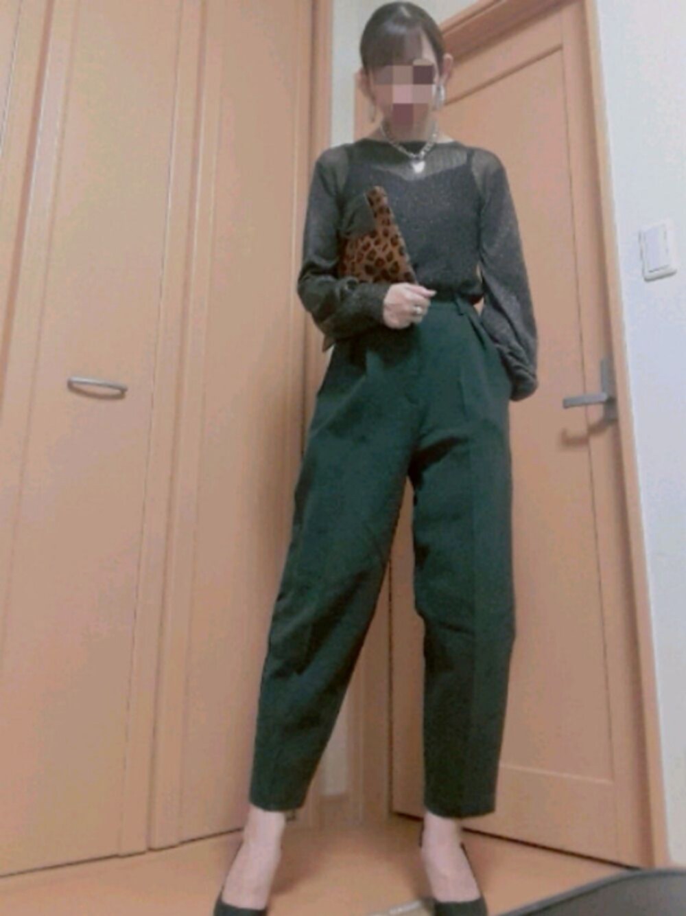 「秋コーデ、オトナカジュアル、ootd、プチプラアクセ、カジュアル、エッグパンツ、vintagebag、AMERI」｜「Ameriのラメニット（ニット/セーター、ブラック系）」を使った、.A.さん（レディース・162cm）の秋コーディネートの1枚目の写真
