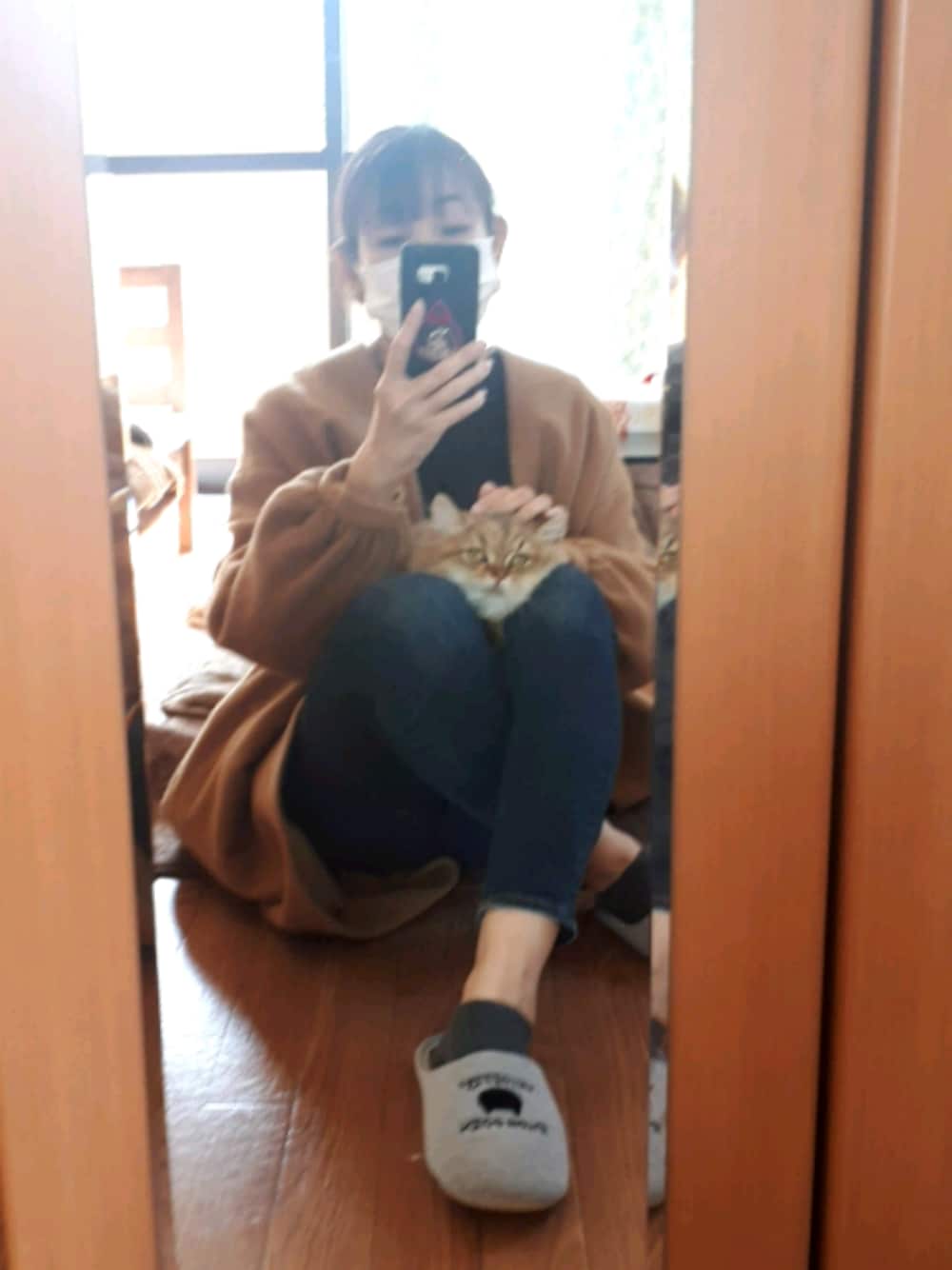 「シンプルコーデ、カジュアル、オトナカジュアル、AMERI、にゃんこ、ミヌエット、ootd」｜「ネネちゃん🐈のミヌエット🐈（ペット用おもちゃ、ブルー系）」を使った、.A.さん（レディース・162cm）の冬コーディネートの1枚目の写真