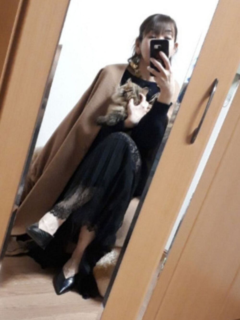 「私の推しブランド、大人カジュアル、レース、キレイめ、ロングスカート、ニット、AMERI、Vintage mix、ゴールドアクセ」｜「ネネちゃん🐈のミヌエット🐈（ペット用おもちゃ、ブルー系）」を使った、.A.さん（レディース・162cm）の冬コーディネートの1枚目の写真