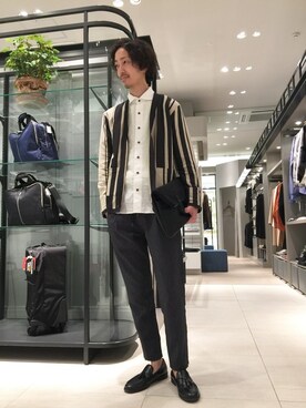 「＃カーディガン」｜「アイテム（バッグ）」を使った、安達さん（メンズ・175cm）の春コーディネート