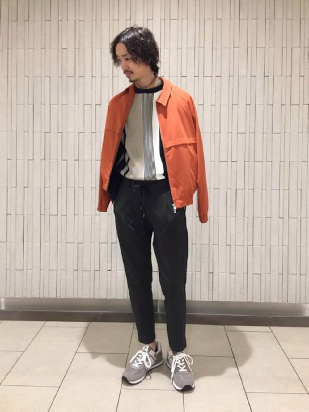 「#ブルゾン、#newbalance、#ストライプ、#大人カジュアル、#スポーツミックス、#オレンジ、#abahouse、＃秋のコーデ、#秋コーデ、#秋服準備はじめました」｜「ABAHOUSEのTRドリズラージャケット（ブルゾン、オレンジ系）」を使った、安達さん（メンズ・175cm）の秋コーディネートの1枚目の写真