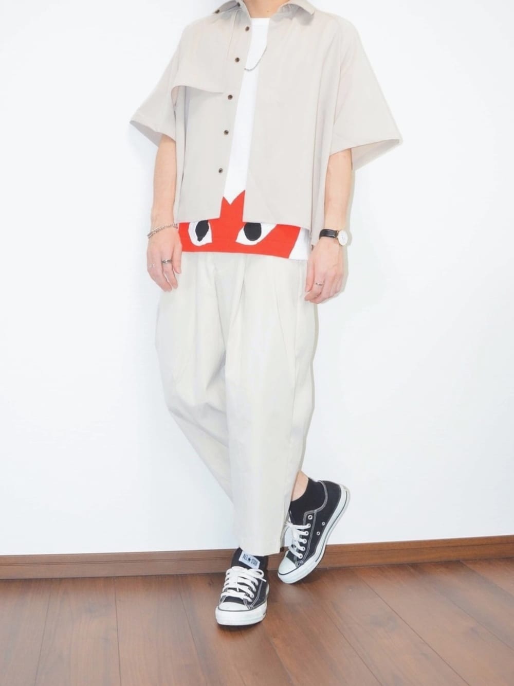 ベージュ系のシャツ/ブラウス、ホワイト系のTシャツ/カットソー、ホワイト系のその他パンツを着用したメンズの夏コーディネートの1枚目の写真