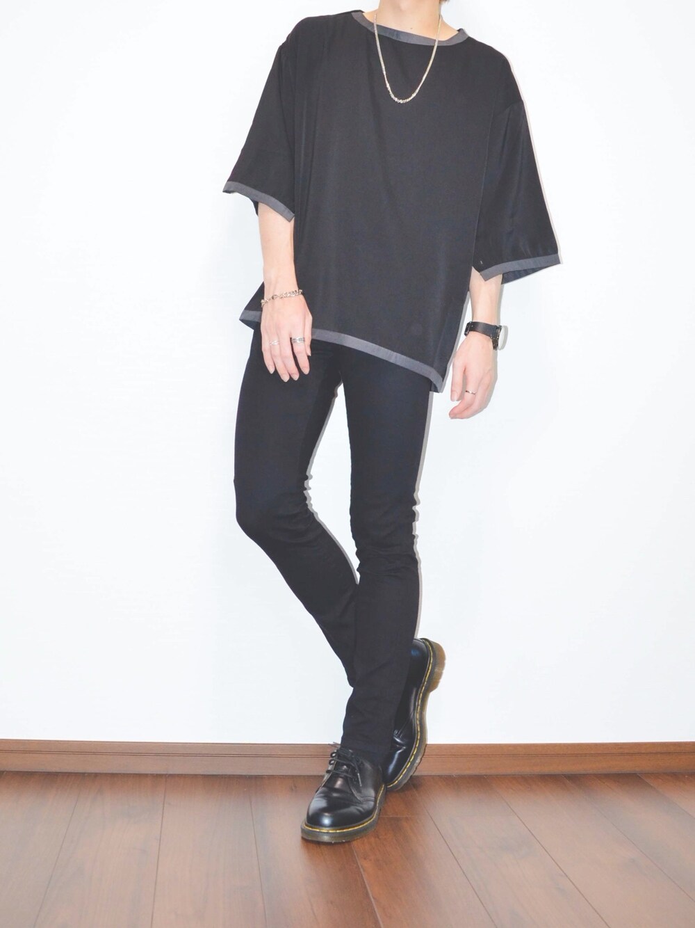 ブラック系のTシャツ/カットソー、ブラック系のドレスシューズ、ブラック系のその他パンツを着用したメンズの夏コーディネートの1枚目の写真
