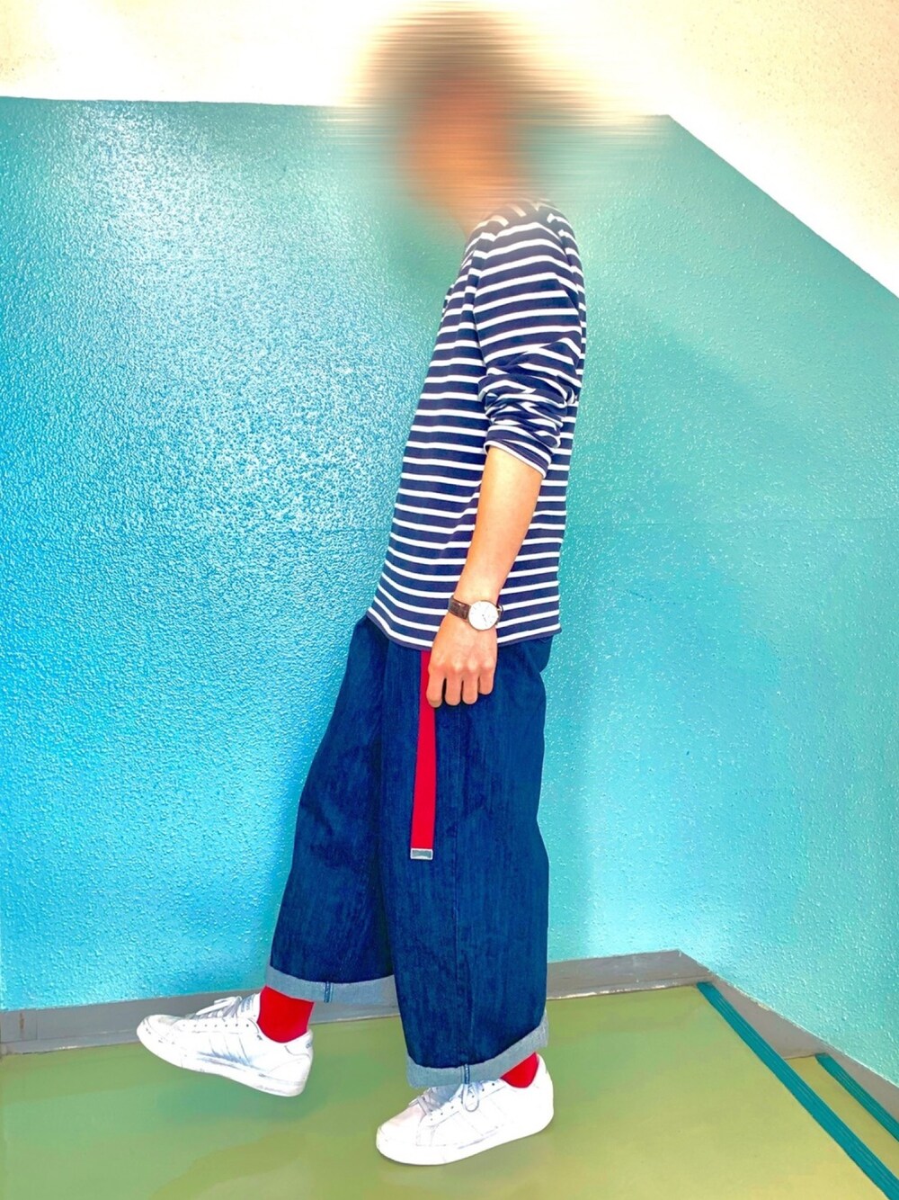 ホワイト系のスニーカー、ブルー系のデニムパンツ、ホワイト系のTシャツ/カットソーを着用したメンズの夏コーディネートの1枚目の写真