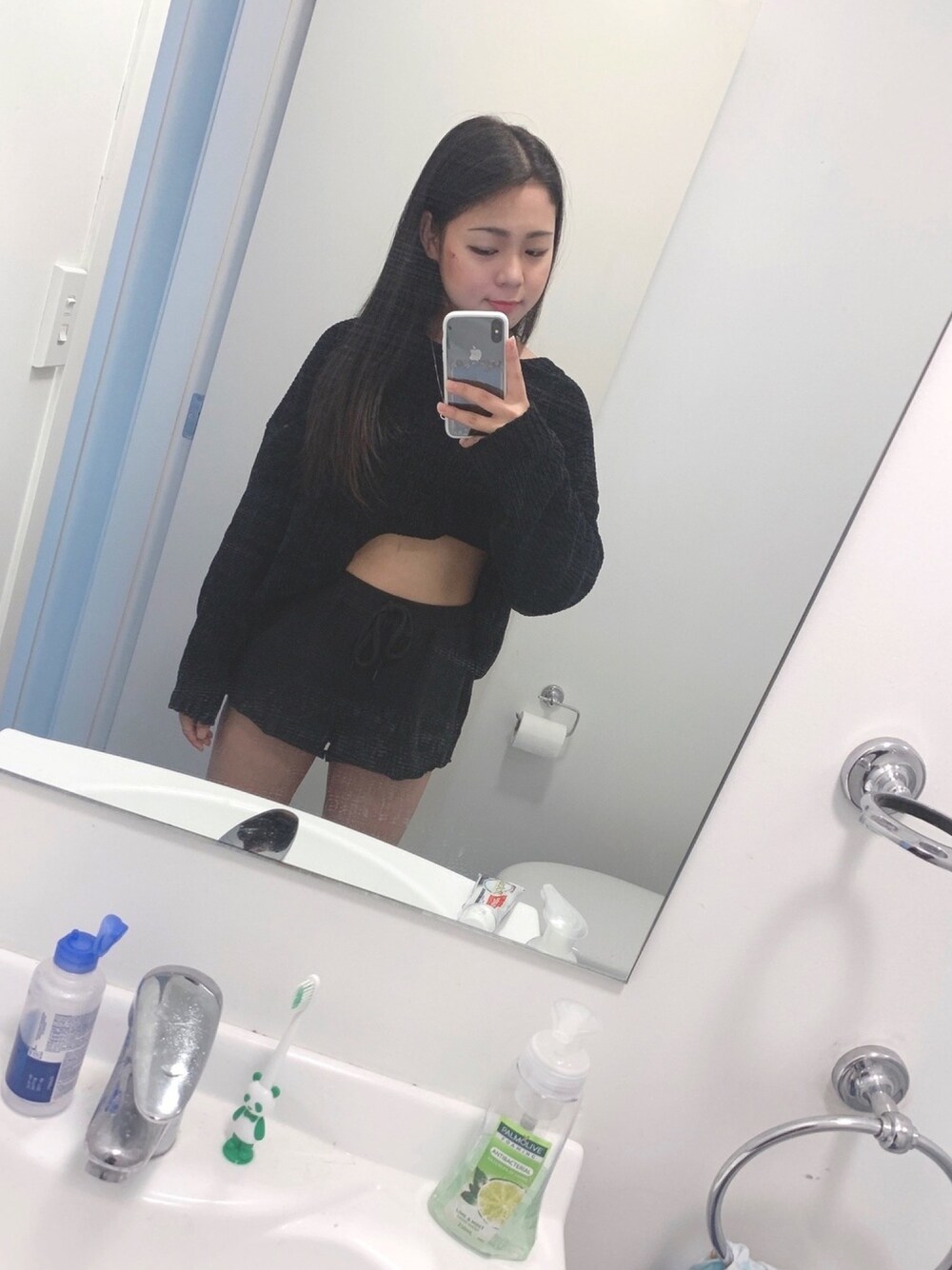 「roomwear、girl、bored」｜「cotton onのアイテム（その他パンツ、ブラック系）」を使った、るりかさん（レディース・158cm）の春コーディネートの1枚目の写真