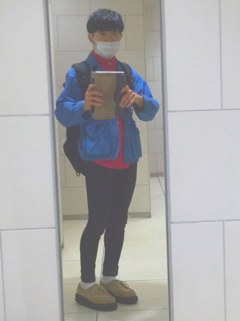 ブルー系のミリタリージャケット、レッド系のシャツ/ブラウス、ブラック系のその他パンツを着用したメンズの春コーディネートの1枚目の写真