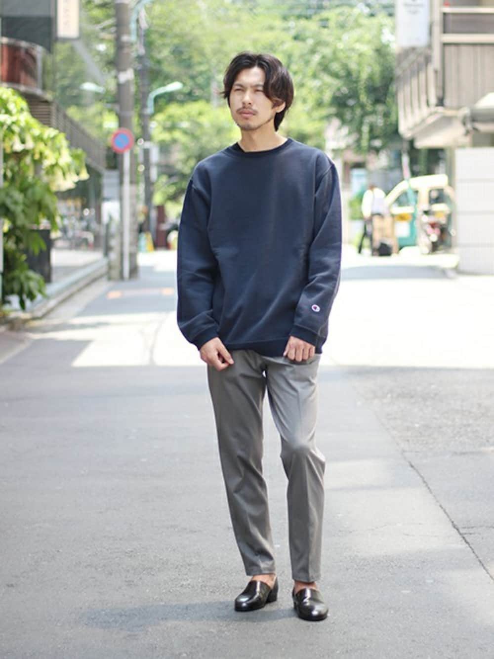 ブルー系のスウェット、ブラック系のスリッポン、グレー系のその他パンツを着用したメンズの夏コーディネートの1枚目の写真