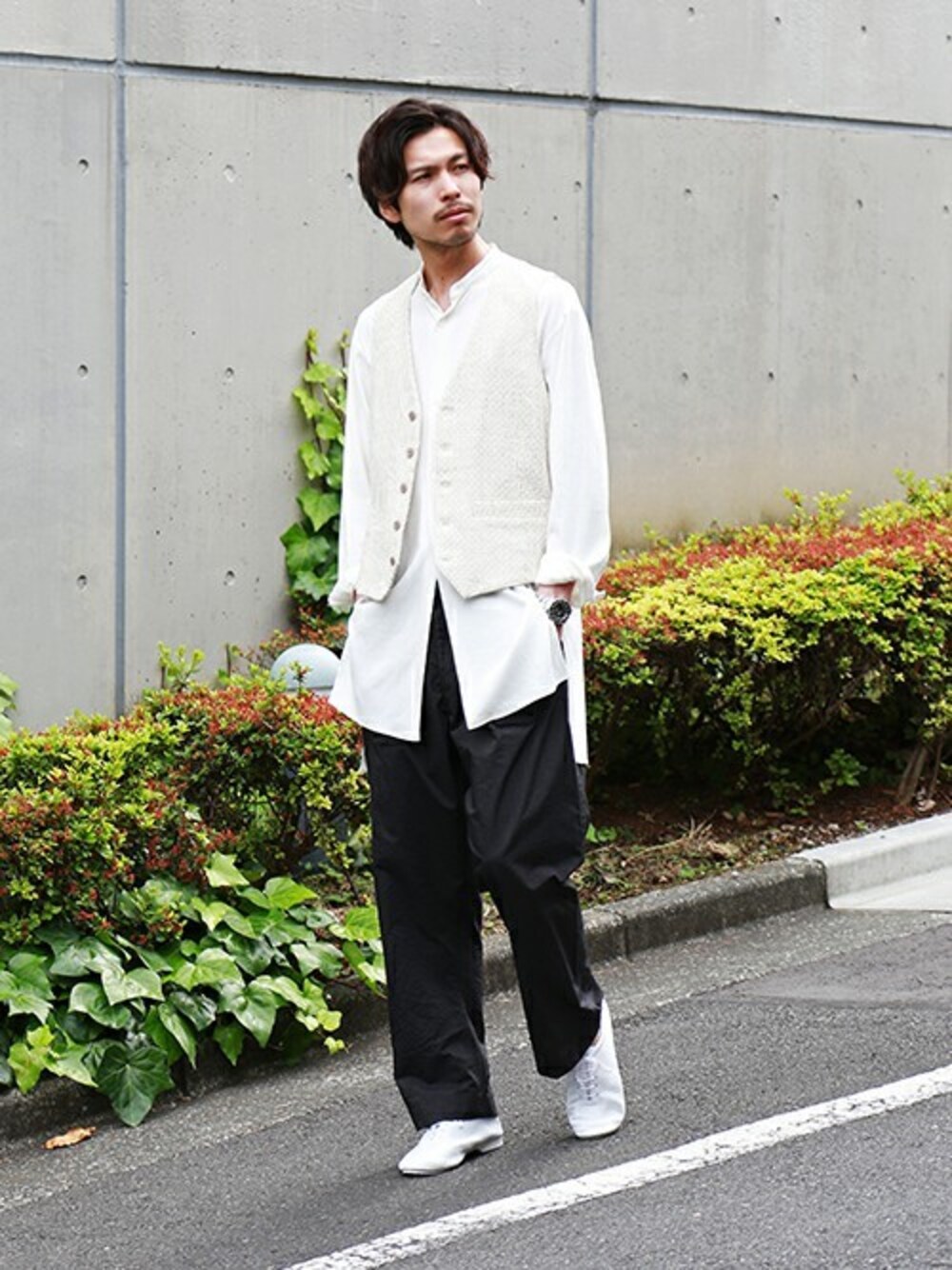 ホワイト系のシャツ/ブラウス、ブラウン系のブルゾン、ブラック系のその他パンツを着用したメンズの夏コーディネートの1枚目の写真