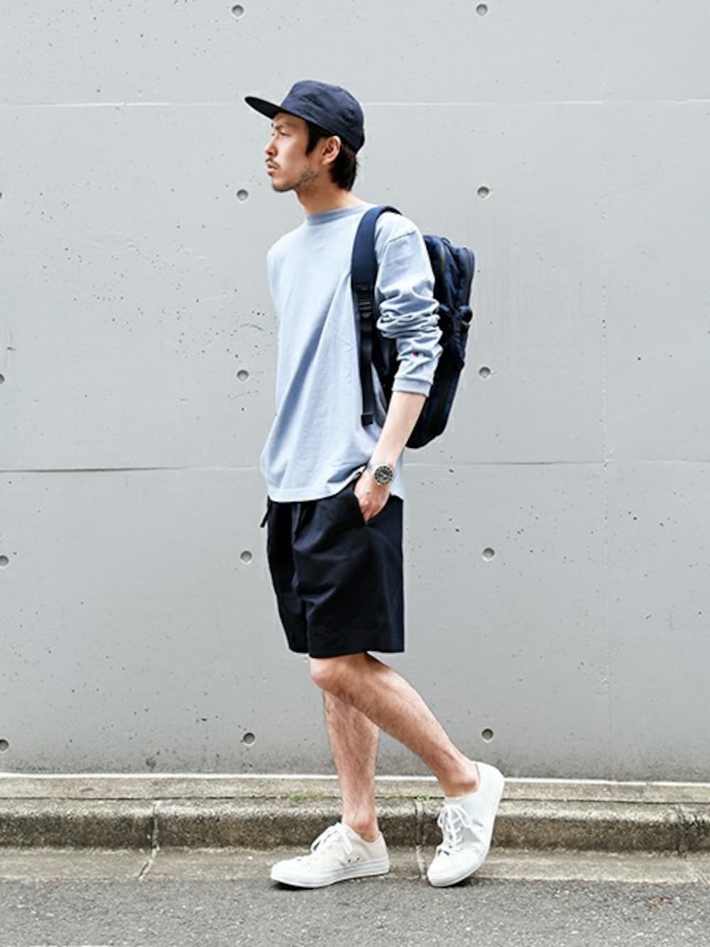 ブルー系のTシャツ/カットソー、ブルー系のその他パンツ、ブルー系のスニーカーを着用したメンズの夏コーディネートの1枚目の写真