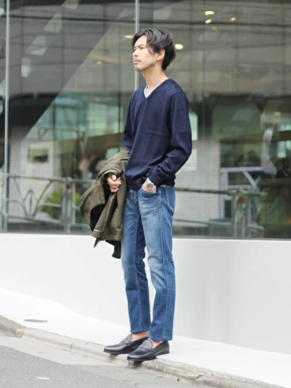 デニムパンツを使った「ハイゲージニット」のメンズ人気ファッション