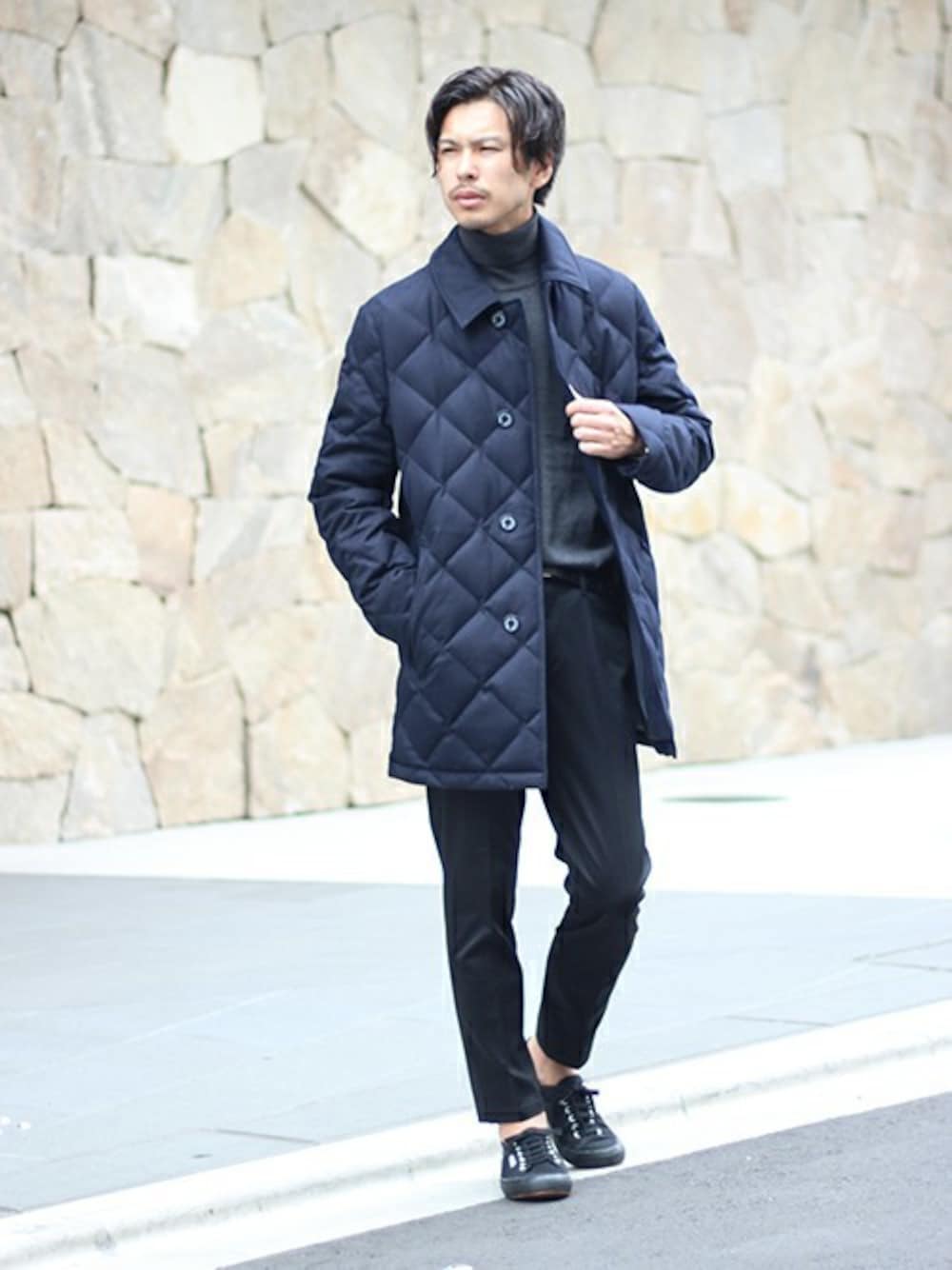 「テーパードパンツ、ダウンジャケット、別注、MACKINTOSH、クロップドパンツ、マッキントッシュ、タックイン、タートルネックニット、キルティングジャケット、EDIFICE」｜「EDIFICEの◇T400 コンパクトカルゼ テーパー（その他パンツ、ブラック系）」を使った、EDIFICE PR/SHINGOさん（メンズ・174cm）の夏コーディネートの1枚目の写真