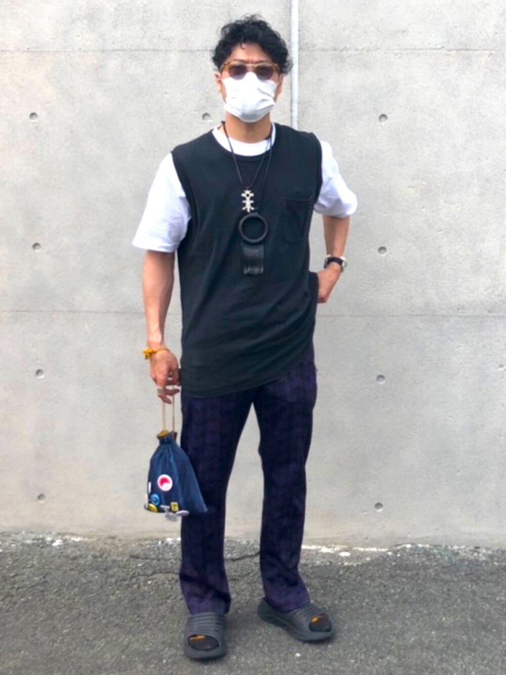 「NEEDLES、COMOLI、HOKAONEONE、heavyweightcollections、トゥアレグシルバー、BEAMS、カジュアル、おしゃれさんと繋がりたい」｜「COMOLIのアイテム（ベスト、ブラック系）」を使った、ryusuke7masudaさん（メンズ・171cm）の夏コーディネートの1枚目の写真