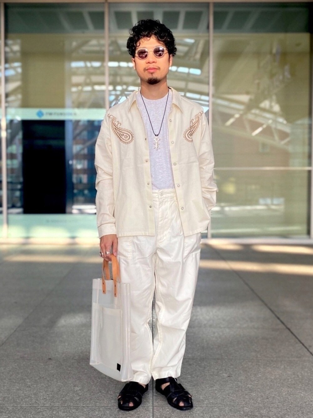 「BEAMS、BEAMS LIGHTS、beams plus、B印YOSHIDA、Paraboot、カジュアル、おしゃれさんと繋がりたい、今日のコーデ、ホワイト」｜「BEAMS LIGHTSのBEAMS LIGHTS / ペイズリーエンブロイド ダンガリーシャツ（シャツ/ブラウス、ホワイト系）」を使った、ryusuke7masudaさん（メンズ・171cm）の夏コーディネートの1枚目の写真