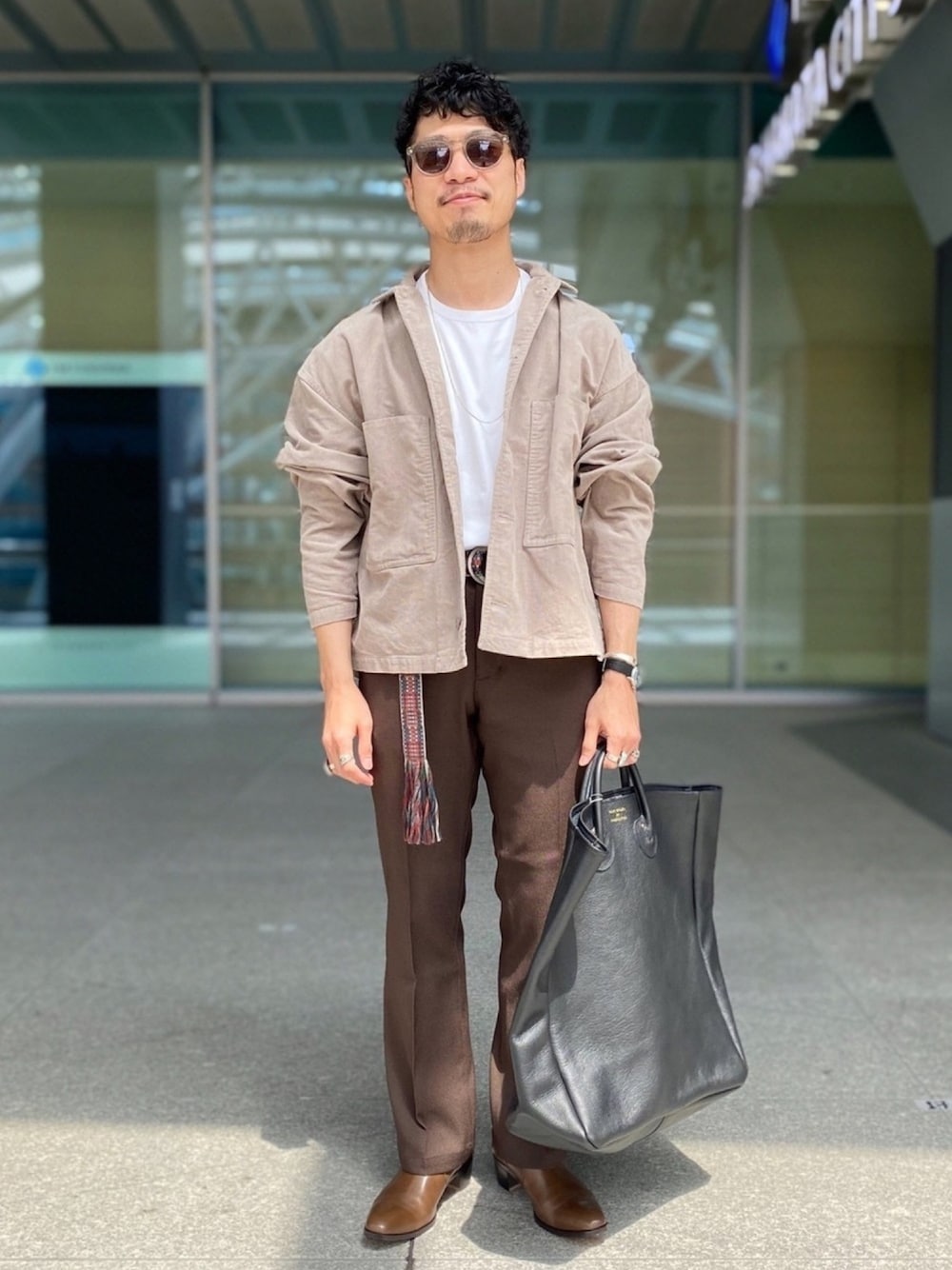 「BEAMS、PADRONE、YOUNG & OLSEN The DRYGOODS STORE、サングラス、シューカットパンツ、秋のコーデ、おしゃれさんと繋がりたい、ベージュ、ブラウン」｜「BEAMSのBEAMS / コーデュロイ ワイド ブルゾン（ブルゾン、ベージュ系）」を使った、ryusuke7masudaさん（メンズ・171cm）の夏コーディネートの1枚目の写真