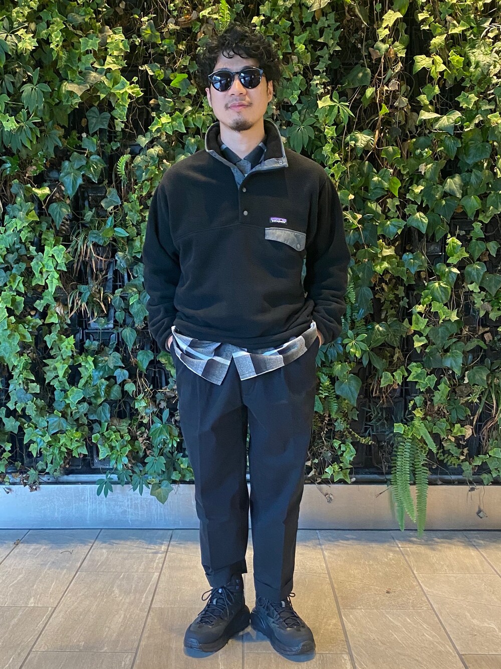 「patagonia、HOKAONEONE、BEAMS、beams plus、ブラックコーデ、秋のコーデ、オトナカジュアル、お洒落さんとつながりたい、サングラス」｜「patagoniaの【ヴィンテージ古着】Patagonia/パタゴニア シンチラ フリーススナップT（ジャージ、ブラック系）」を使った、ryusuke7masudaさん（メンズ・171cm）の秋コーディネートの1枚目の写真