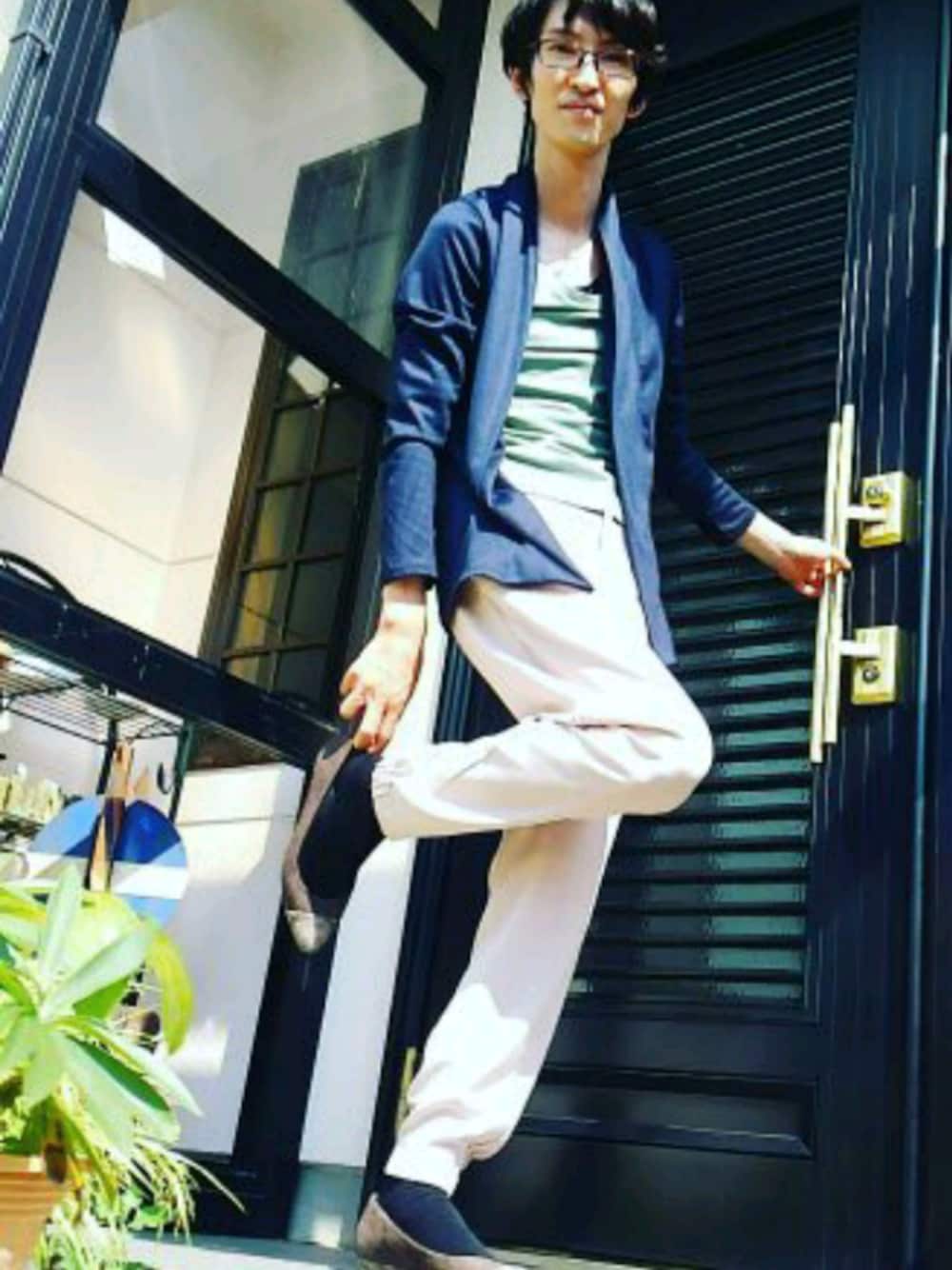 「洋服の青山のアイテム（カーディガン/ボレロ、ブルー系）」を使った、Yoshino Naganoさん（メンズ・165cm）の冬コーディネートの1枚目の写真