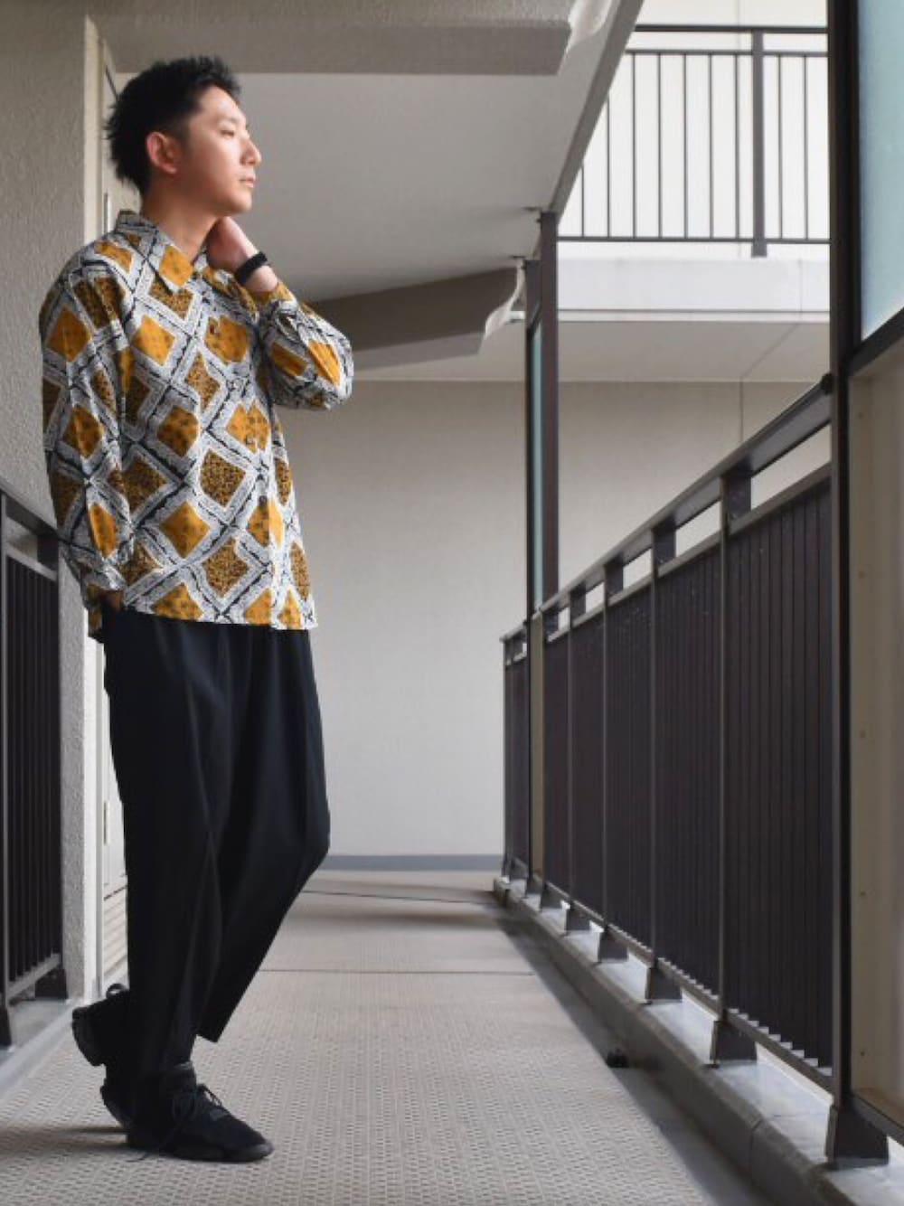 「柄シャツ、ワイドパンツ、アンクルパンツ、Y-3、黒、スニーカー、シャツスタイル、レディース、オープンカラーシャツ、ブラック」｜「古着のアイテム（シャツ/ブラウス、その他）」を使った、TAKUさん（メンズ・174cm）の夏コーディネートの1枚目の写真