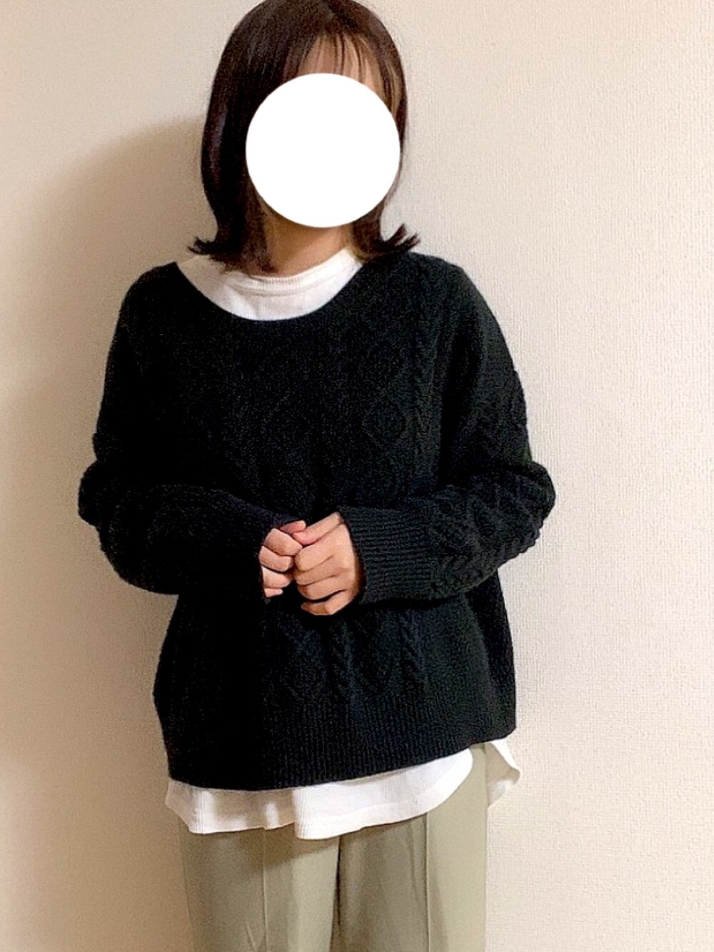ブラック系のニット/セーター、グリーン系のパンツ、ホワイト系のTシャツ/カットソーを着用したレディースの冬コーディネートの1枚目の写真