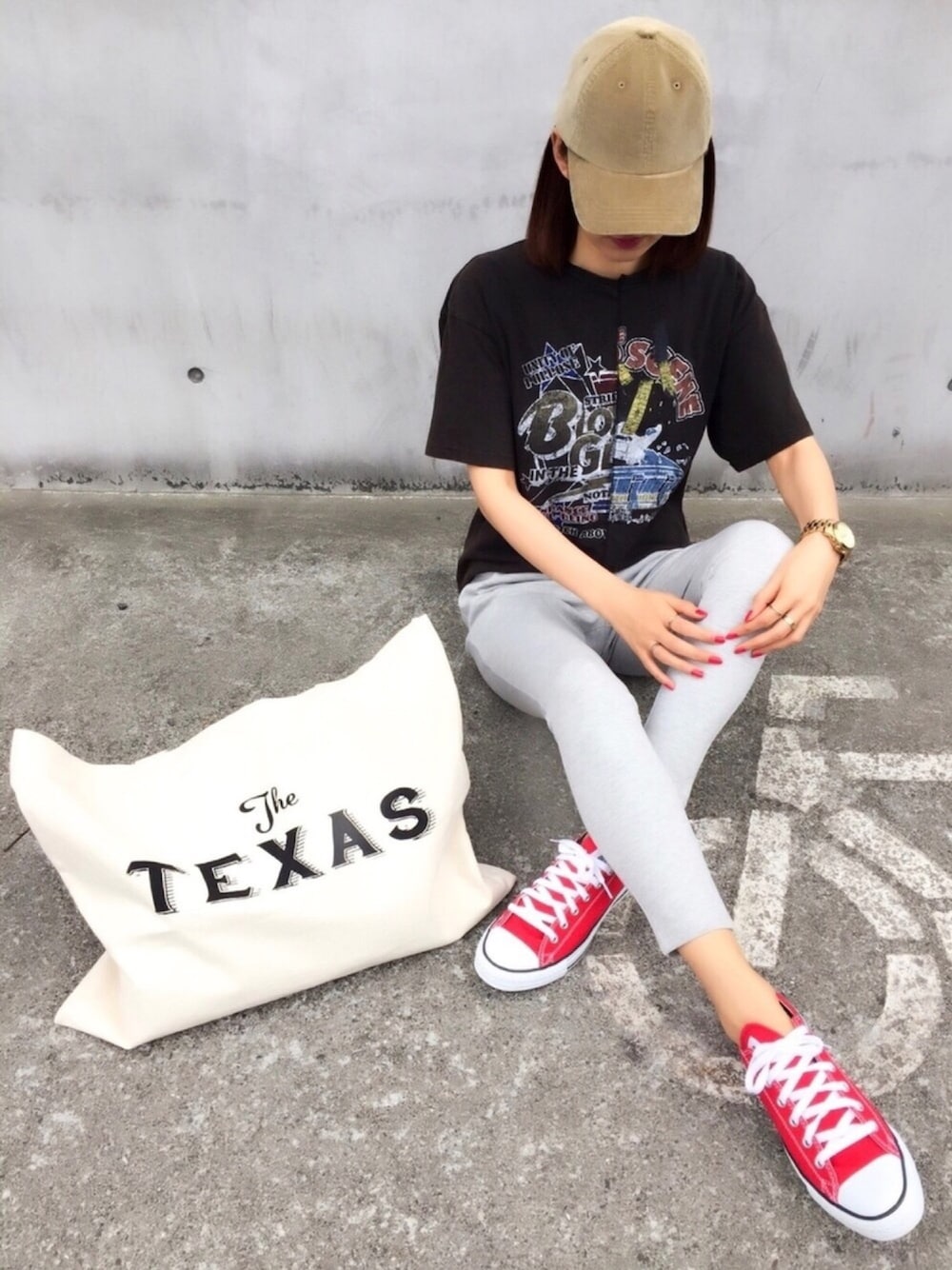 「ゆるコーデ、パンツスタイル、休日スタイル、converse、ホワイト、ロックT、カジュアル、ラフ、スウェットパンツ、シンプルℒℴѵℯ❤」｜「JEANASISのリメイクプリントTEE/749212（Tシャツ/カットソー、ブラック系）」を使った、NOAさん（レディース・165cm）の春コーディネートの1枚目の写真