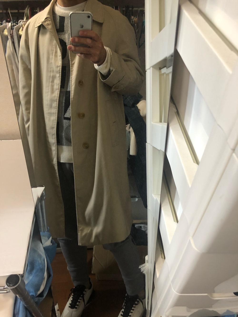 「バーバリー、カンゴール」｜「BURBERRYのアイテム（ステンカラーコート、ベージュ系）」を使った、りゅさん（メンズ・178cm）の冬コーディネートの1枚目の写真