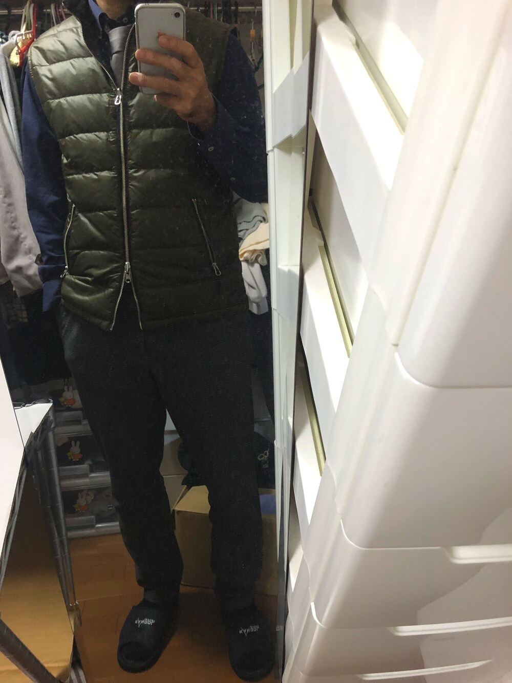 「green label relaxingのアイテム（ビジネスシャツ、ブルー系）」を使った、りゅさん（メンズ・178cm）の冬コーディネートの1枚目の写真