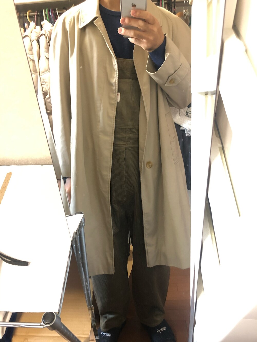 「BURBERRYのアイテム（ステンカラーコート、ベージュ系）」を使った、りゅさん（メンズ・178cm）の冬コーディネートの1枚目の写真