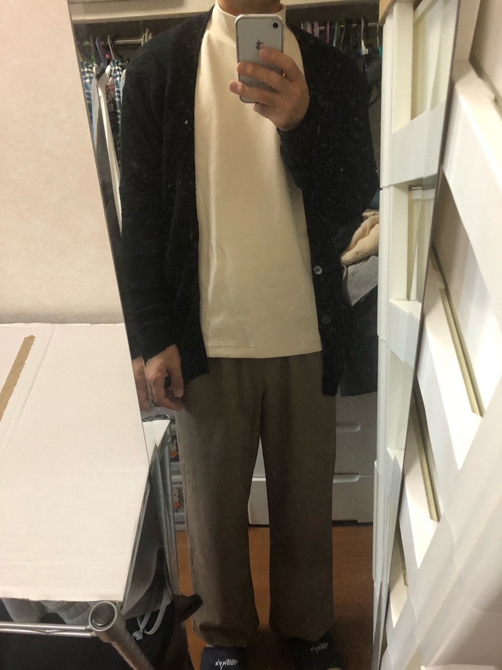 「UNIQLOのアイテム（Tシャツ/カットソー、ベージュ系）」を使った、りゅさん（メンズ・178cm）の春コーディネートの1枚目の写真