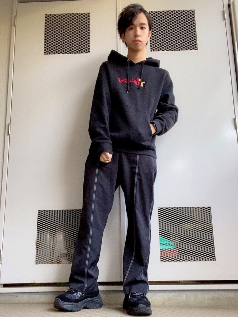 「春コーデ、カジュアルコーデ、今日のコーデ、おしゃれさんと繋がりたい、ootd、ストリートコーデ、ラフ、シンプル」｜「STUSSYのStussy / ステューシー 3 Star App. Hood（パーカー、ブラック系）」を使った、大関司さん（メンズ・170cm）の春コーディネートの1枚目の写真