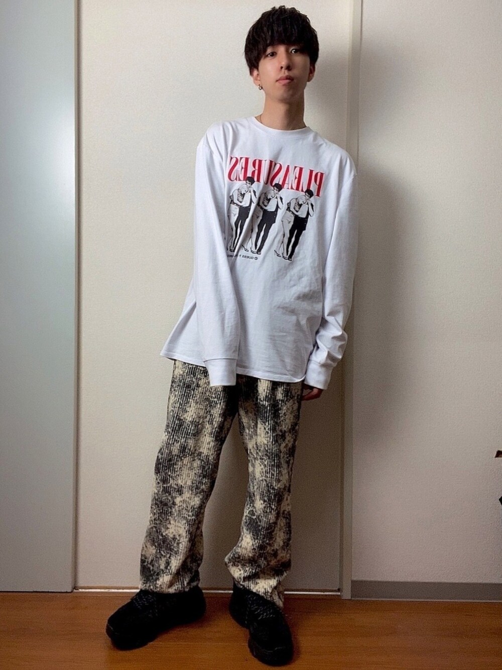 「シンプルコーデ、春夏コーデ、おしゃれさんと繋がりたい、ootd、ストリートコーデ、低身長、低身長コーデ、ロンT、大学生、Flowercollection」｜「GuessのGUESS/ゲス×PLEASURES/プレジャーズ GO PLEASURES LS COUPLES TEE Tシャツ（Tシャツ/カットソー、ホワイト系）」を使った、大関司さん（メンズ・170cm）の春コーディネートの1枚目の写真
