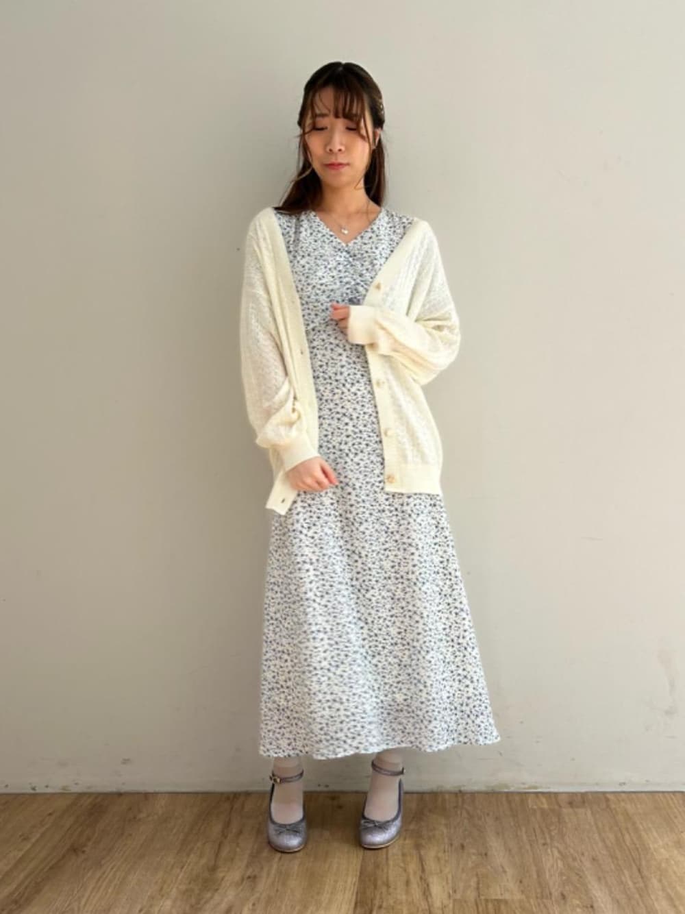 「カーディガン、仙台、フェミニン、新作、MAJESTIC LEGON、マジェスティックレゴン、エスパル仙台、標準身長、骨格ナチュラル、ワンピ―ス」｜「MAJESTIC LEGONの【WEB限定S・XLサイズあり】ラメリボンパンプス（パンプス、グレー系）」を使った、majessk3さん（レディース・158cm）の春コーディネートの1枚目の写真