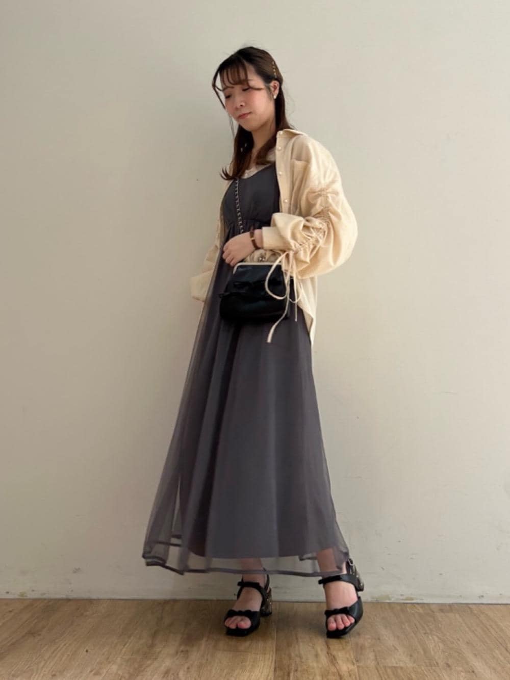 「大人カジュアル、仙台、サンダル、MAJESTIC LEGON、キャミワンピ、マジェスティックレゴン、エスパル仙台、標準身長、骨格ナチュラル、シャツ 」｜「MAJESTIC LEGONの【WEB限定XSサイズあり】チュールシアーキャミワンピ（ワンピース、グレー系）」を使った、majessk3さん（レディース・158cm）の春コーディネートの1枚目の写真