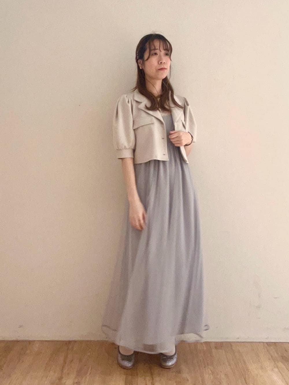 「大人カジュアル、仙台、MAJESTIC LEGON、羽織り、キャミワンピ、マジェスティックレゴン、エスパル仙台、標準身長、骨格ナチュラル、ジャケット 」｜「MAJESTIC LEGONの【WEB限定S・XLサイズあり】ラメリボンパンプス（パンプス、グレー系）」を使った、majessk3さん（レディース・158cm）の春コーディネートの1枚目の写真