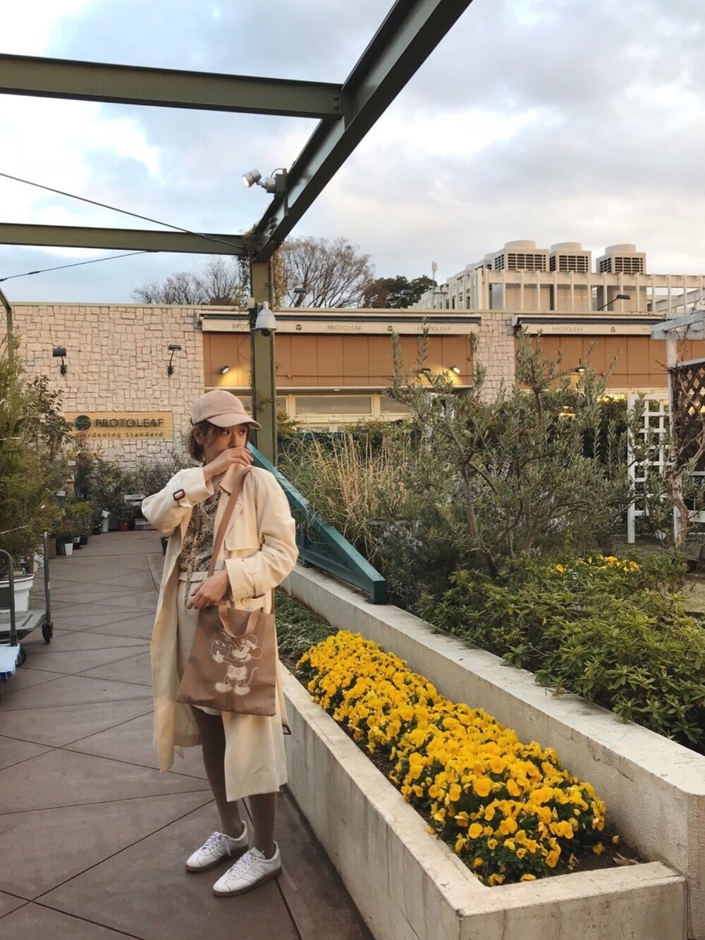 「春コーデ、ミッキー、ミッキーマウス、トレンチコート、リブスカート、RUBY AND YOU、gazelle、adidas、Steven Alan、babaco」｜「RUBY AND YOUのアイテム（シャツ/ブラウス、ホワイト系）」を使った、AMOさん（レディース・167cm）の春コーディネートの1枚目の写真