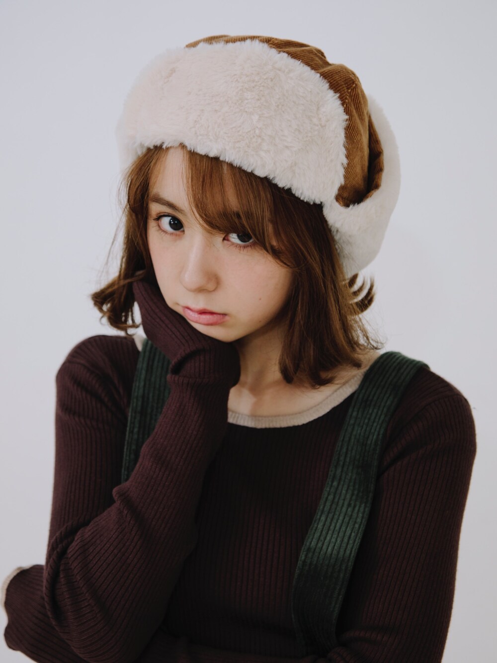 「ブラウンコーデ、フライトキャップ、ファー帽子、リブニット、リブトップス、ブラウンニット、コーデュロイ、サスペンダー、サスペンダーパンツ、RUBY AND YOU」｜「RUBY AND YOUのアイテム（キャップ、イエロー系）」を使った、AMOさん（レディース・167cm）の秋コーディネートの1枚目の写真