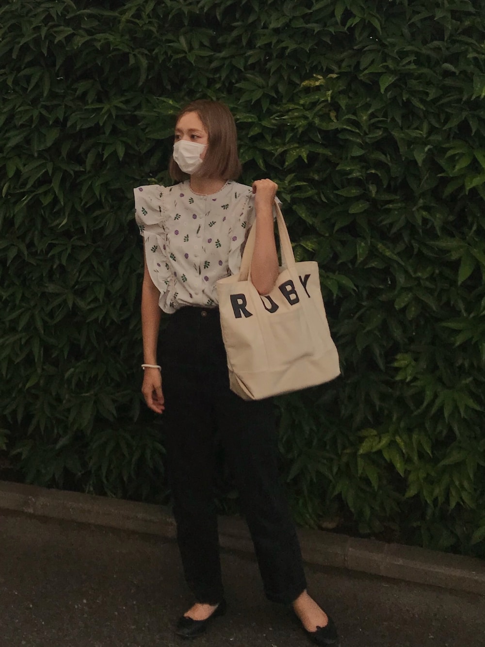 「花柄、花柄ブラウス、ハイウエスト、ハイウエストパンツ、ブラックデニム、トートバッグ、バレエシューズ、モノトーン、大人コーデ、RUBY AND YOU」｜「RUBY AND YOUのアイテム（シャツ/ブラウス、ベージュ系）」を使った、AMOさん（レディース・168cm）の夏コーディネートの1枚目の写真