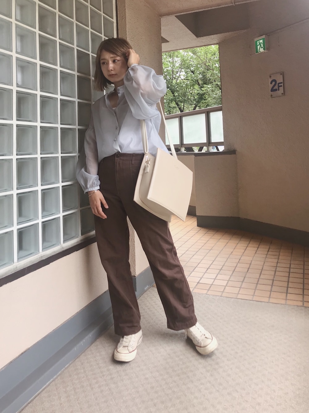 「大人カジュアル、カジュアル、シースルー、透け感、ブラウン、シンプルコーデ、RUBY AND YOU、ママコーデ」｜「RUBY AND YOUのアイテム（シャツ/ブラウス、グレー系）」を使った、AMOさん（レディース・168cm）の夏コーディネートの1枚目の写真