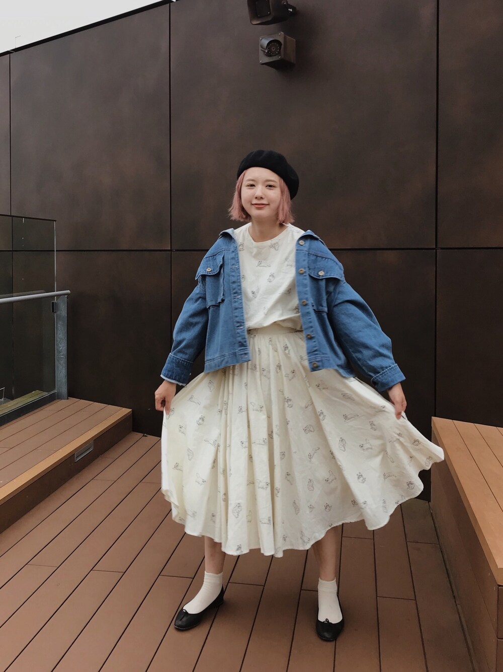 「セットアップ、ネコ、フレアスカート、デニムジャケット、Gジャン、バレエシューズ、ベレー帽、ガーリー、大人ガーリー、RUBY AND YOU」｜「RUBY AND YOUのアイテム（シャツ/ブラウス、ホワイト系）」を使った、AMOさん（レディース・168cm）の秋コーディネートの1枚目の写真