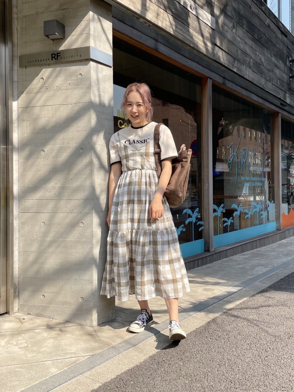 「淡色コーデ、春カラー、ベージュ、ベージュコーデ、ラテカラー、ギンガムチェック、キャミワンピ、ロゴT、春コーデ、RUBY AND YOU」｜「RUBY AND YOUのアイテム（Tシャツ/カットソー、ベージュ系）」を使った、AMOさん（レディース・168cm）の冬コーディネートの1枚目の写真